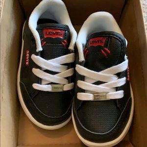 Levis sneakers size 6